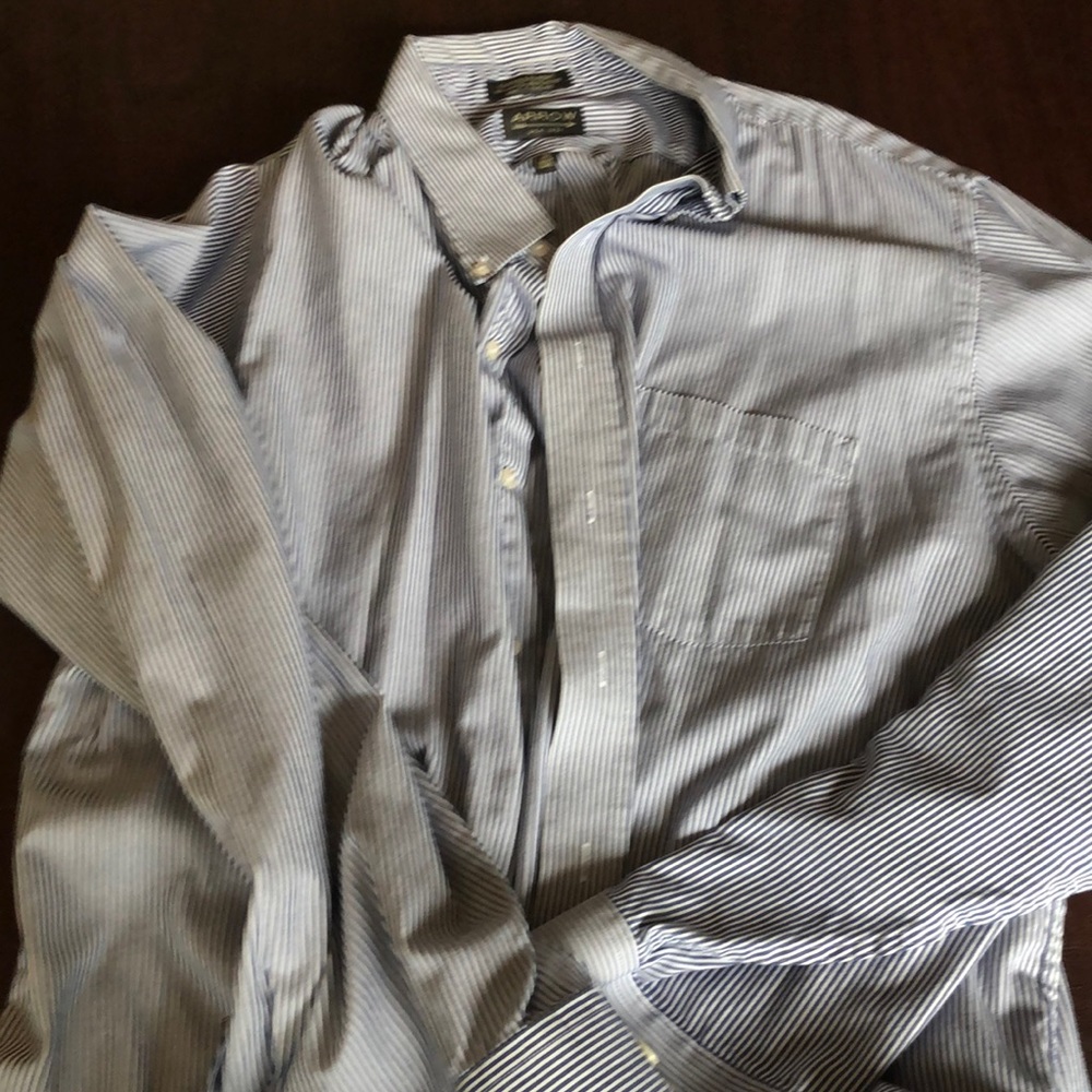 Men’s large arrow button up.